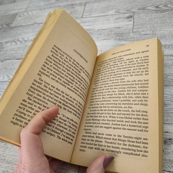 Hero on the Loose by Rebecca Winters‎ 1993 Harlequin Romance First Edition PB - Picture 4 of 10